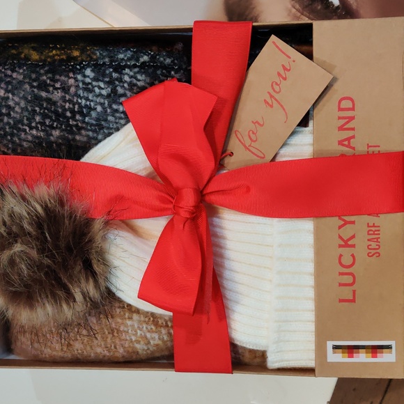 Lucky Brand Scarf and Beanie Gift Set - Picture 6 of 7